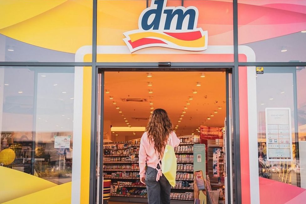 d m store